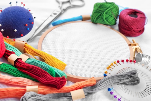 kolorowe nici i tamborek